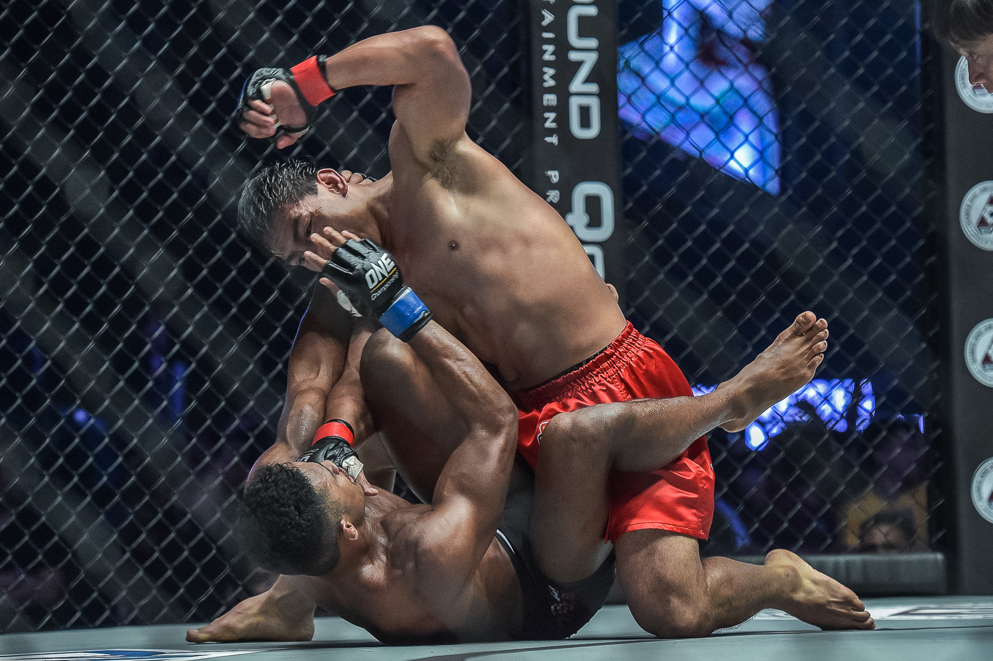 Folayang dominates Khan to become new lightweight champ