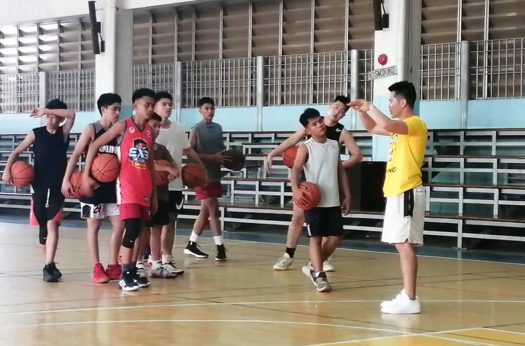 Rising basketball coach gives back by holding cage clinic