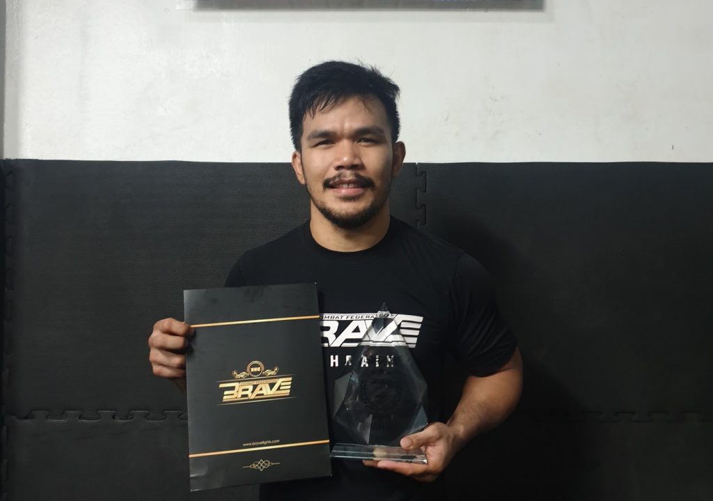 Rolando Dy bags BRAVE CF Fighter of the Year award 