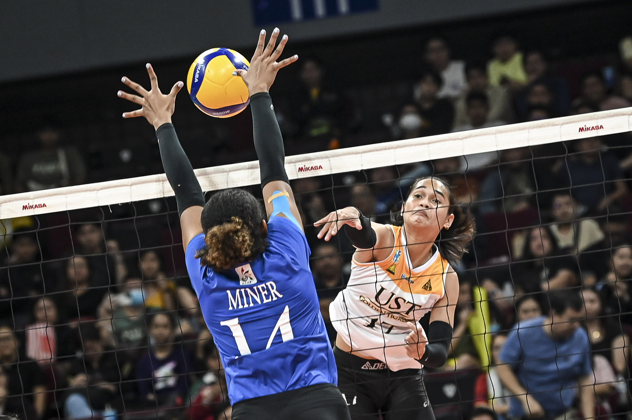 UST sweeps Ateneo, stays atop at 5-0