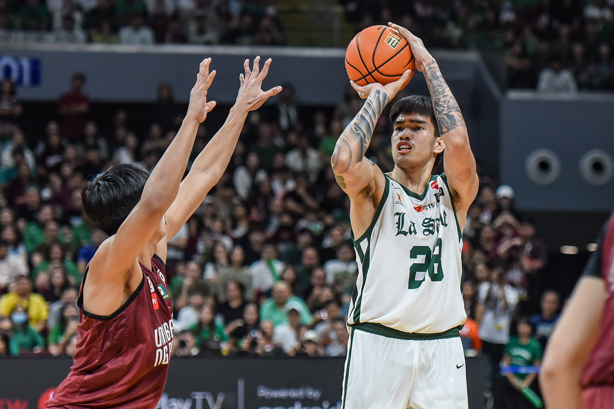 La Salle stops UP’s unbeaten streak for share of lead