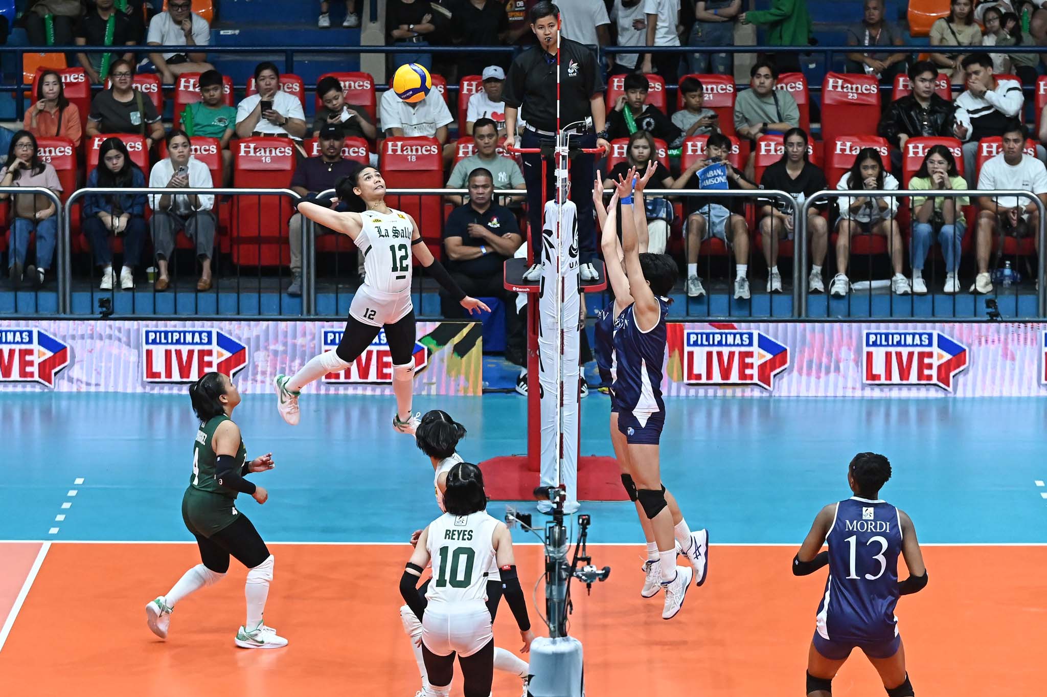 La Salle fends off Nitura, Adamson for first win