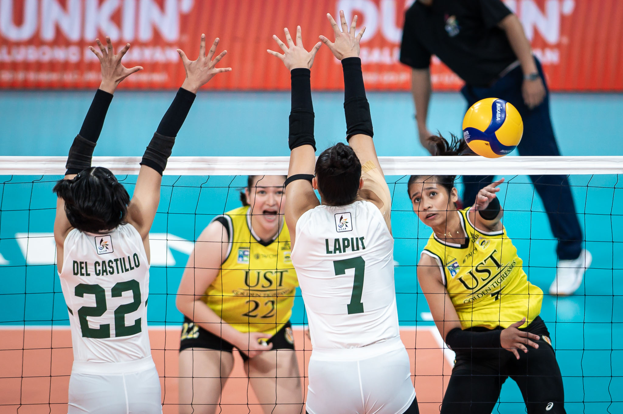 UST survives mid-game meltdown, takes down La Salle