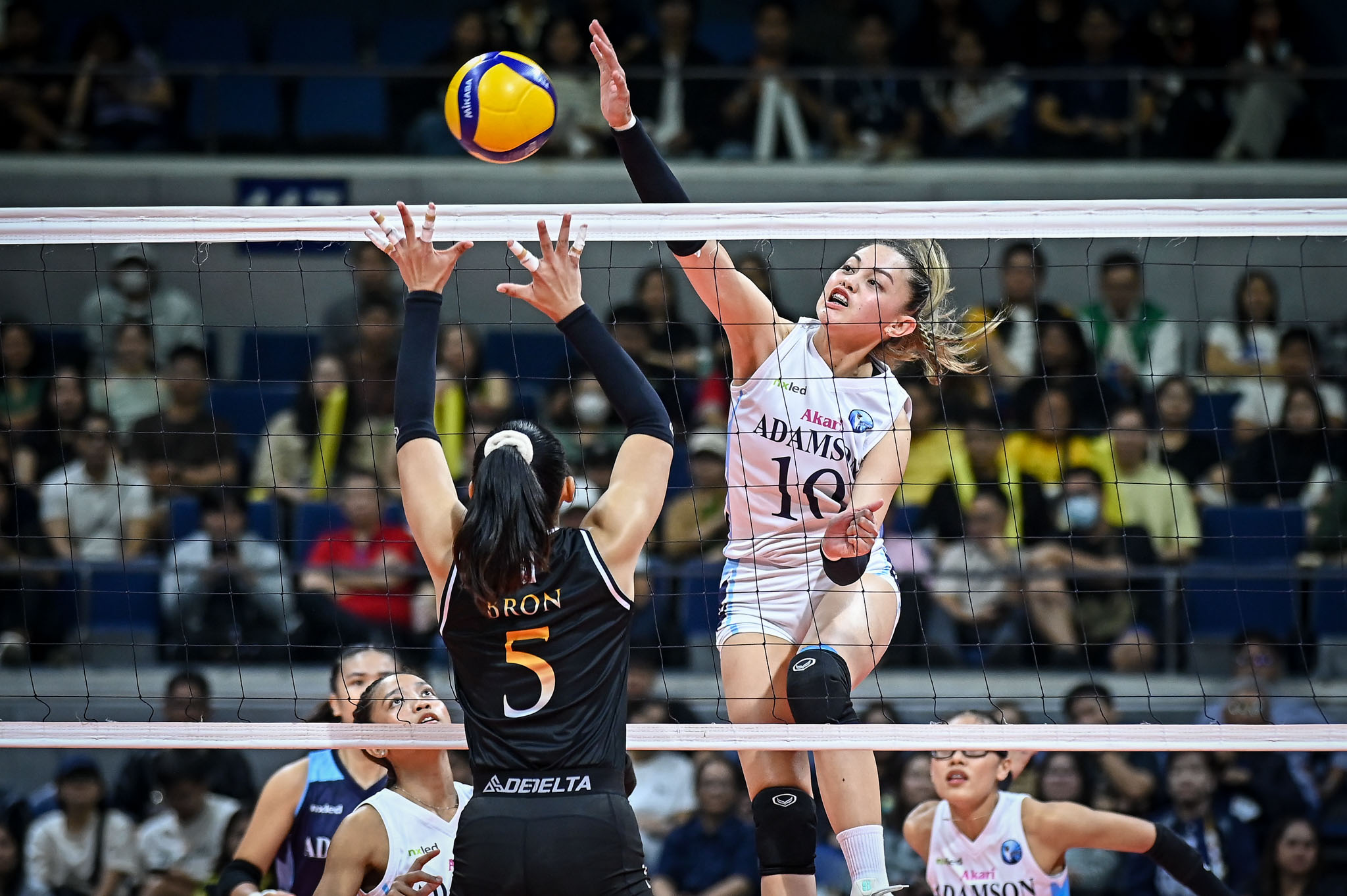 Adamson stuns Poyos, UST in straight sets